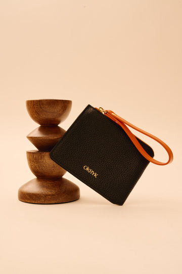 Чорний гаманець з помаранчевим ремінцем